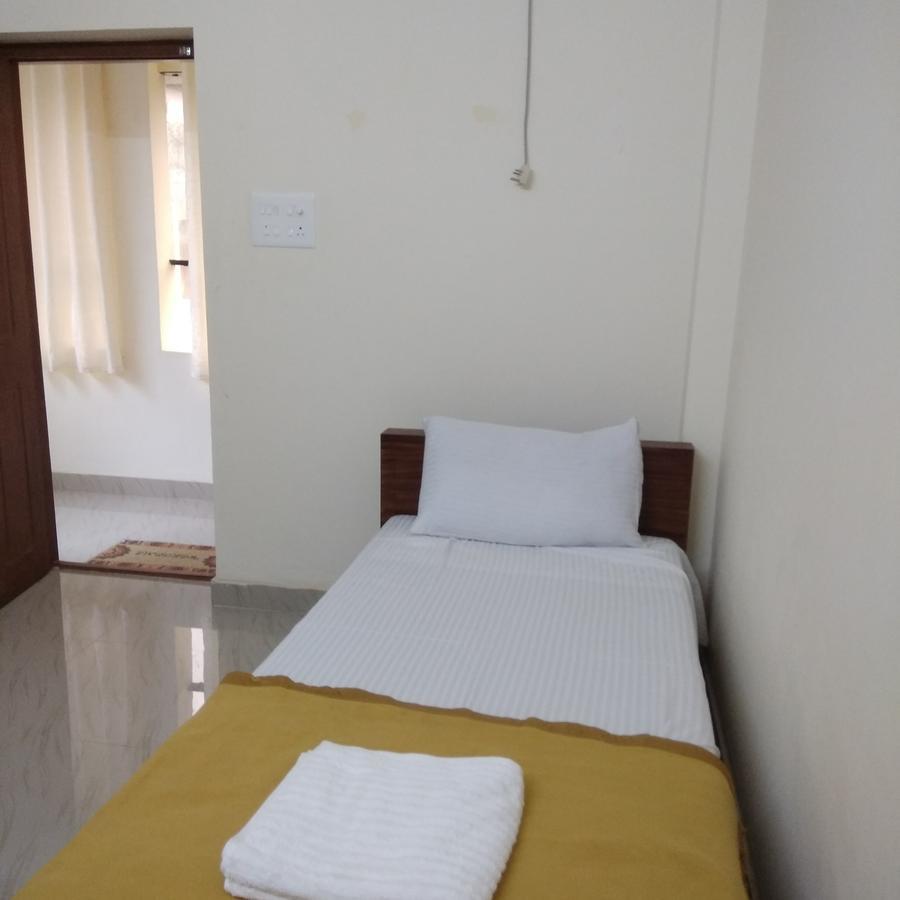 Manjira Lodge Гуруваюр Экстерьер фото