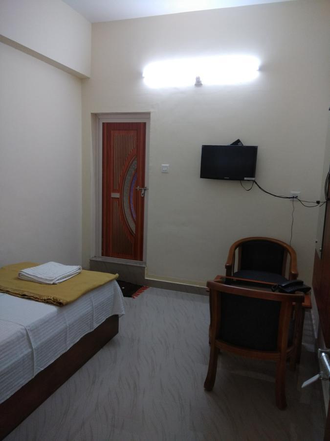 Manjira Lodge Гуруваюр Экстерьер фото