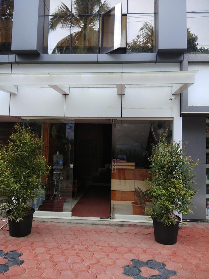 Manjira Lodge Гуруваюр Экстерьер фото