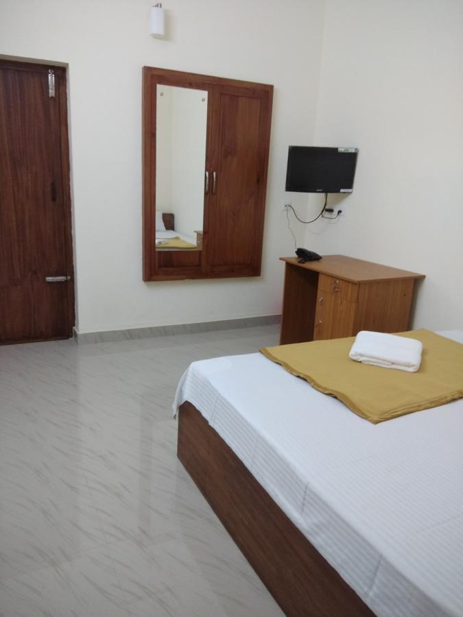 Manjira Lodge Гуруваюр Экстерьер фото